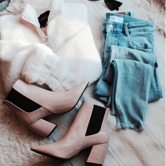 Shoes - 🚨END OF SUMMER SALE// Nude Croco print bootie